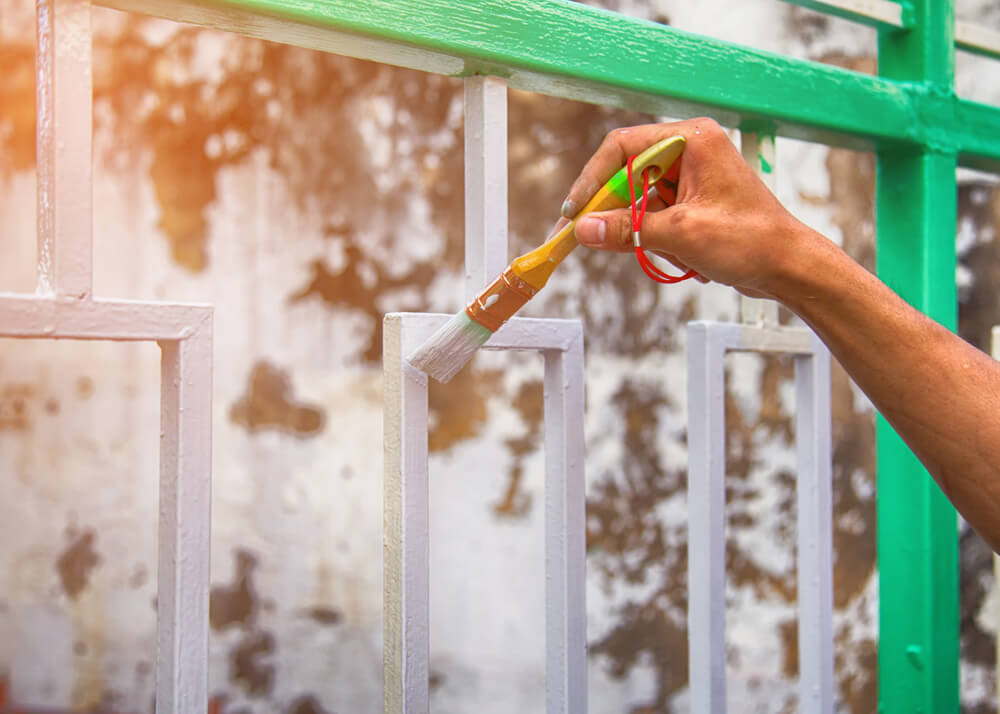 Anstrich eines Eisentors