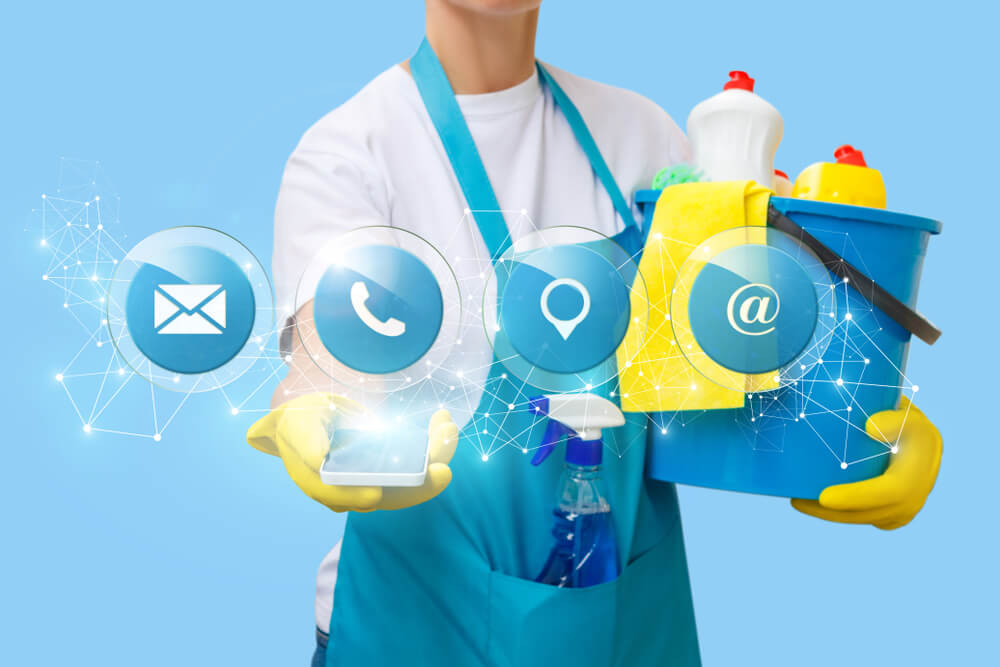 Der Fachmann hilft bei der Pflege der Holzterrasse