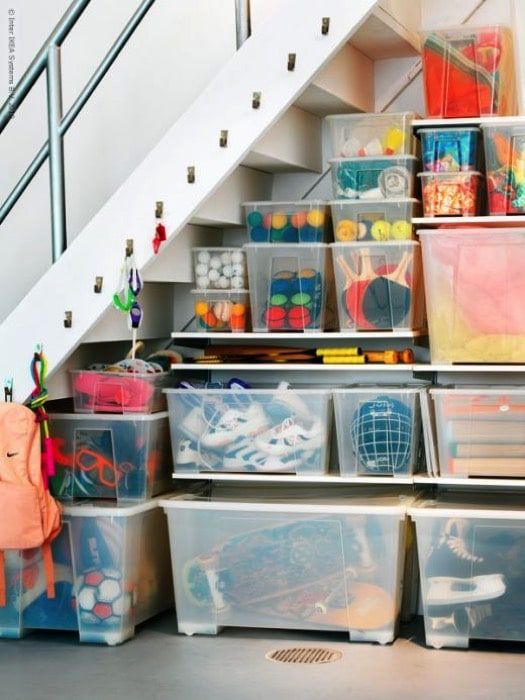 Boxen unter der Treppe