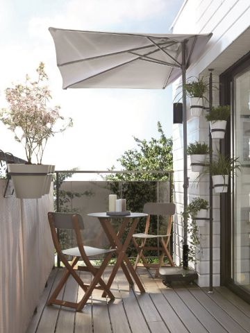 Sonnenschirm auf dem Balkon