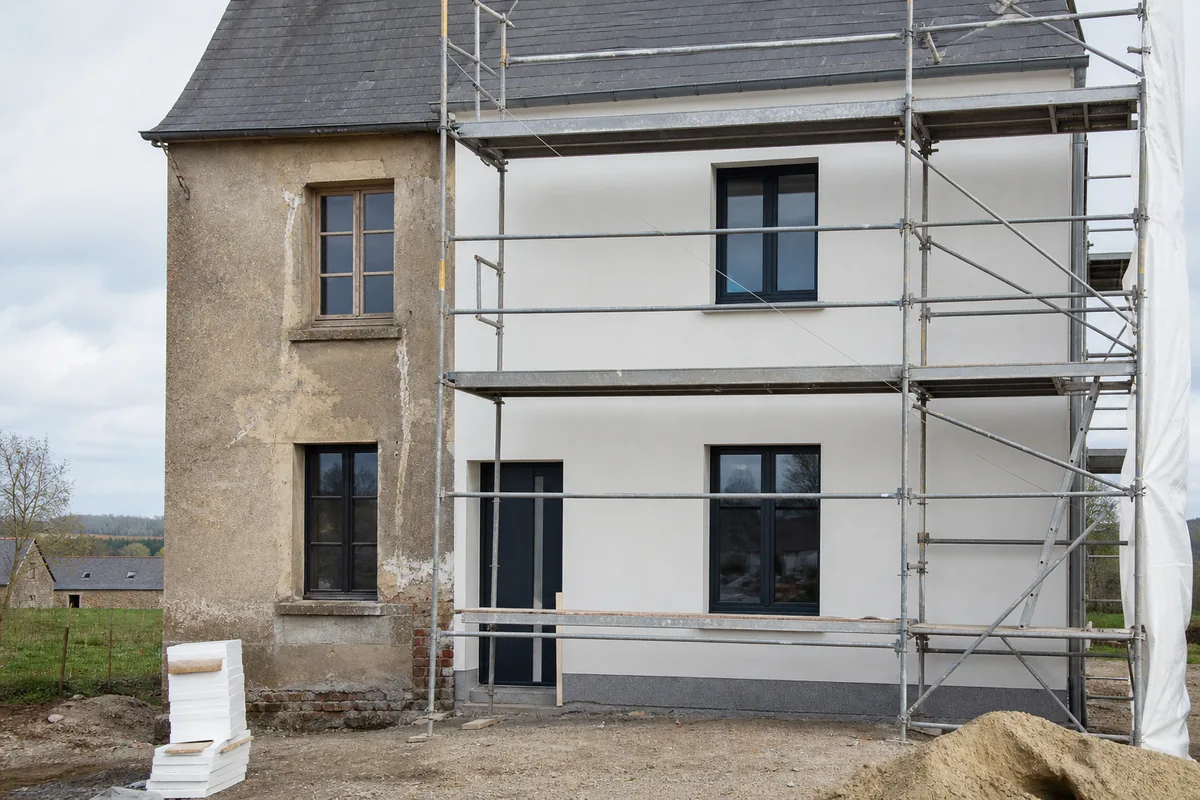 Façade de maison en cours de rénovation