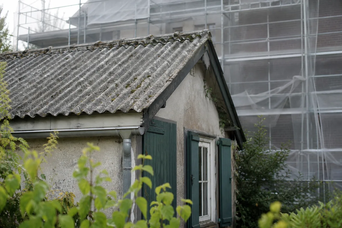 Ancienne plaque ondulée en fibrociment sur une petite annexe de jardin