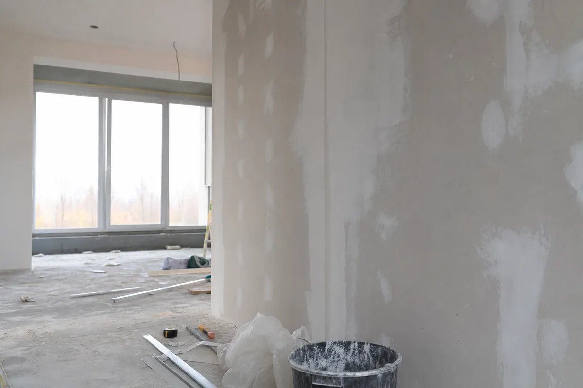 Chantier intérieur laissé inachevé