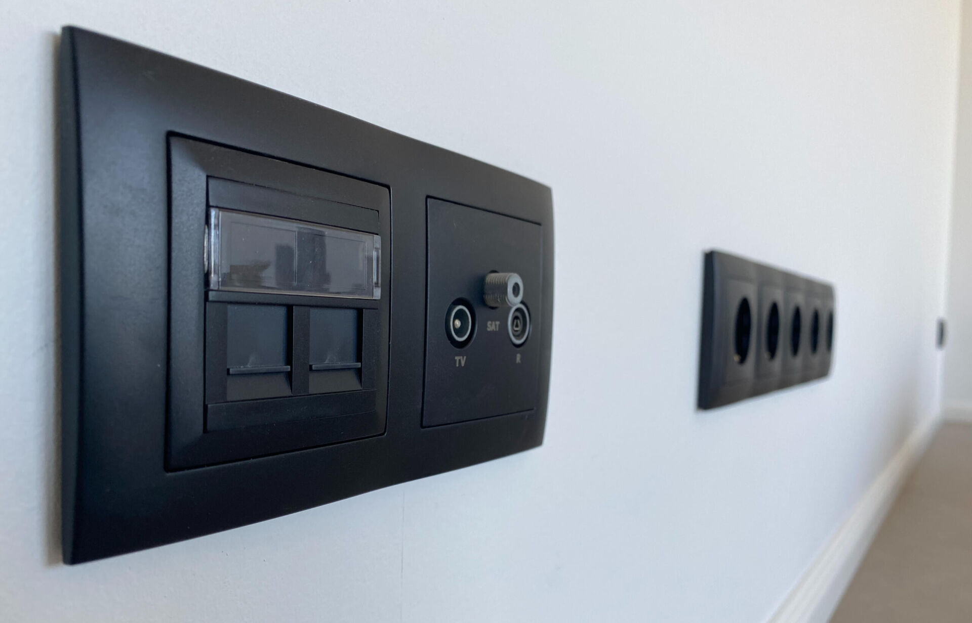 Electricity & Home Automation by R.F. Électricité in Roodt