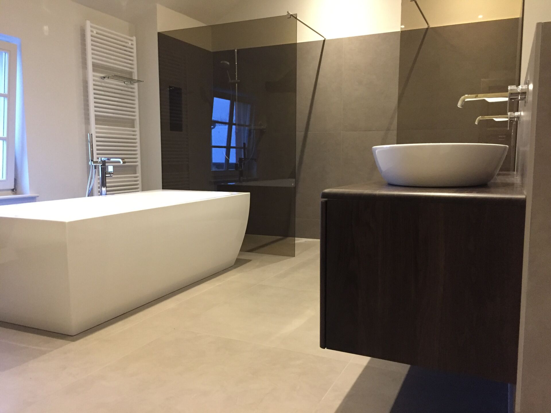 Salle de bain, Sanitaires & Plomberie par L'art du Bain à Stadtbredimus, réalisation 2