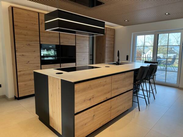 Cuisine moderne en chêne avec des touches de noir à Luxemburg