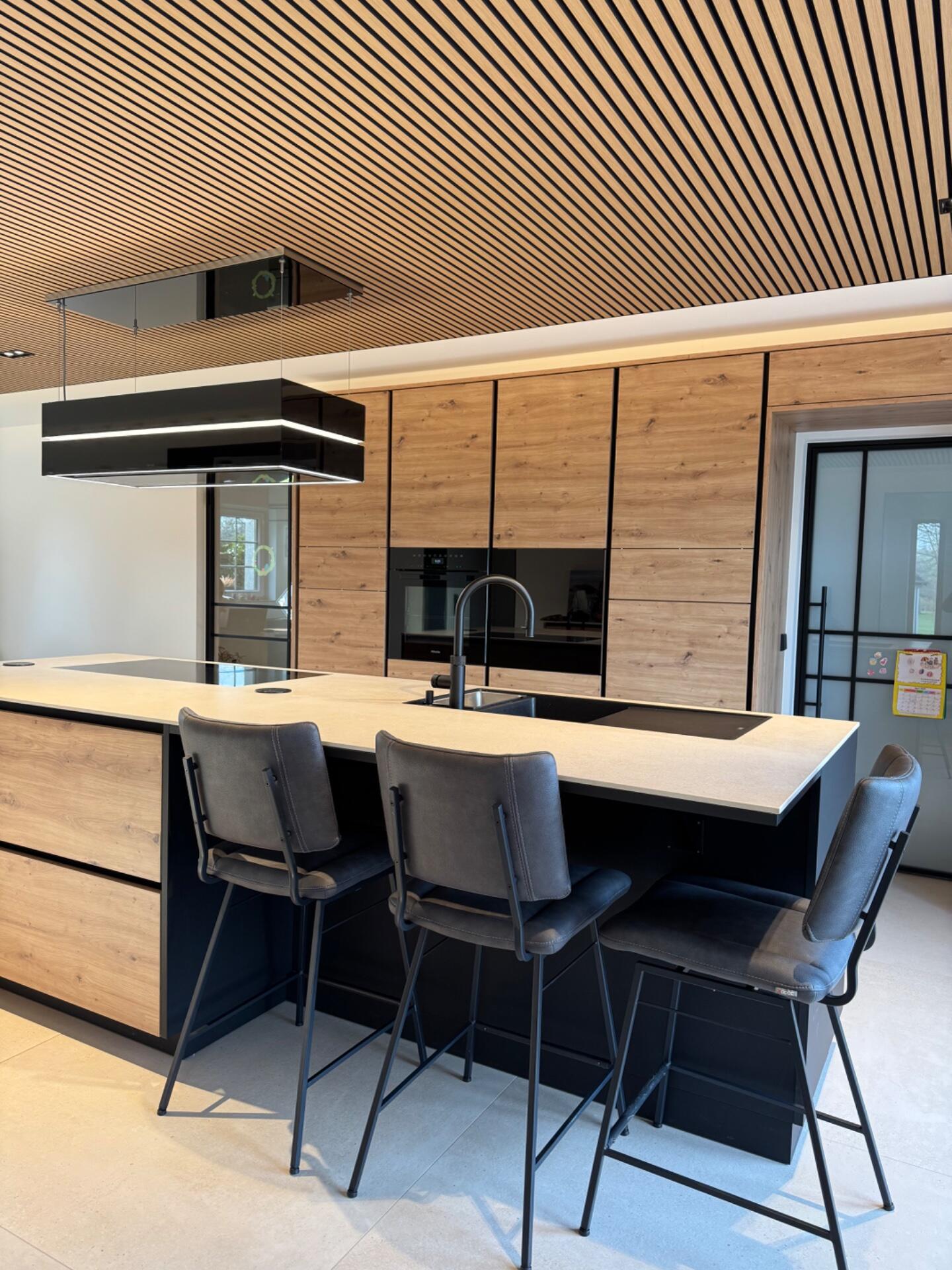 Modern oak kitchen with black accents in Luxemburg — photo 2