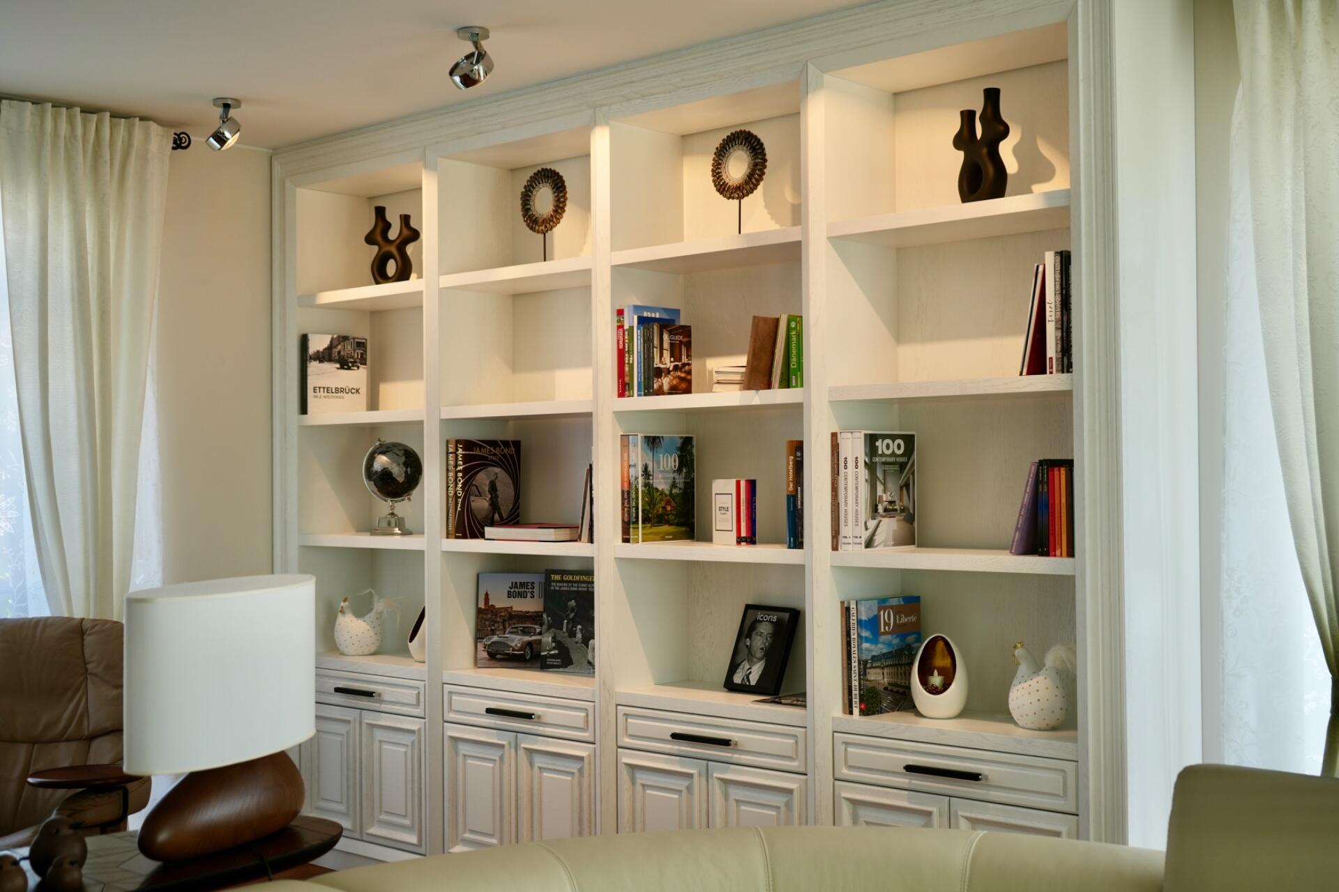 Bibliothèque sur mesure au style classique à Leithum — photo 3